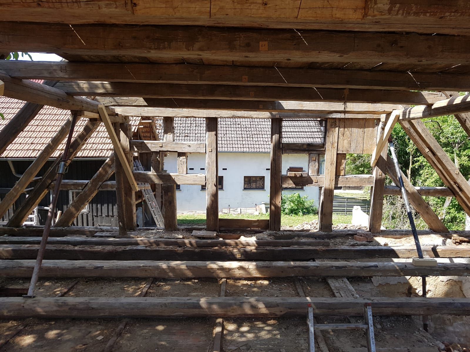 Alte Dachfläche mit Dachfenstern vor der Sanierung