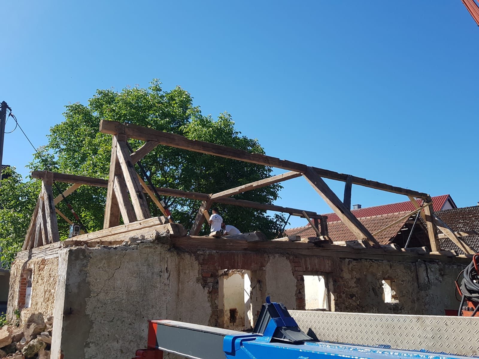 Fachwerkhaus
mit verwittertem Dach vor den Dacharbeiten