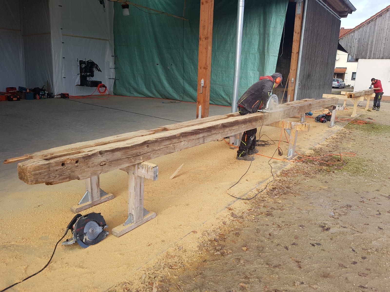 Vorbereitung der Holzkonstruktion für den Wiederaufbau