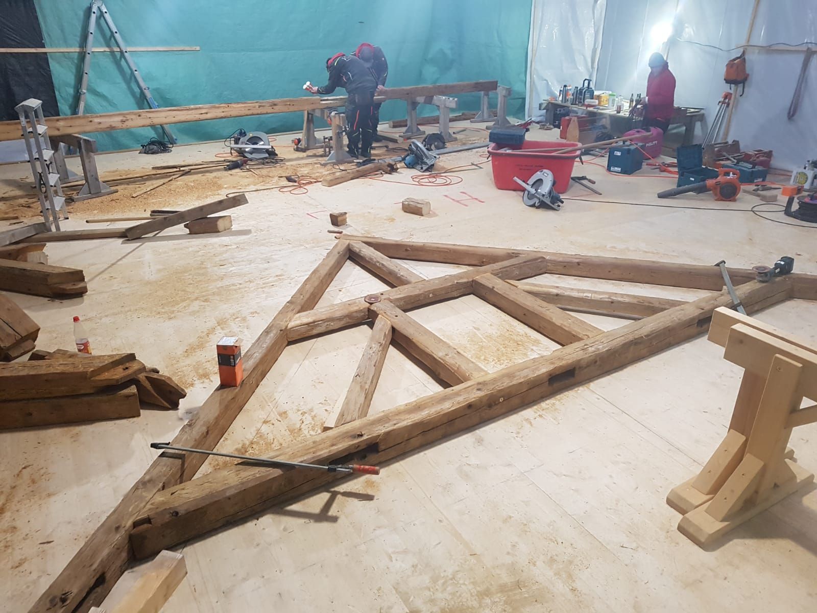 Restaurierte Bauteile des historischen Dachstuhls in der Werkhalle