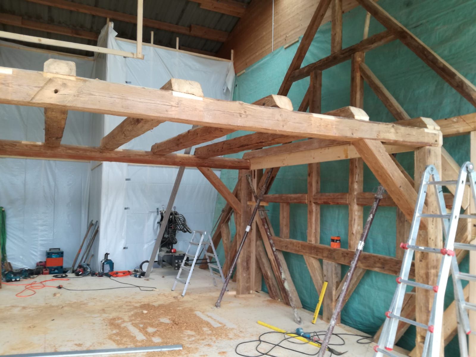 Restaurierte Fachwerkbalken mit traditionellen Holzverbindungen