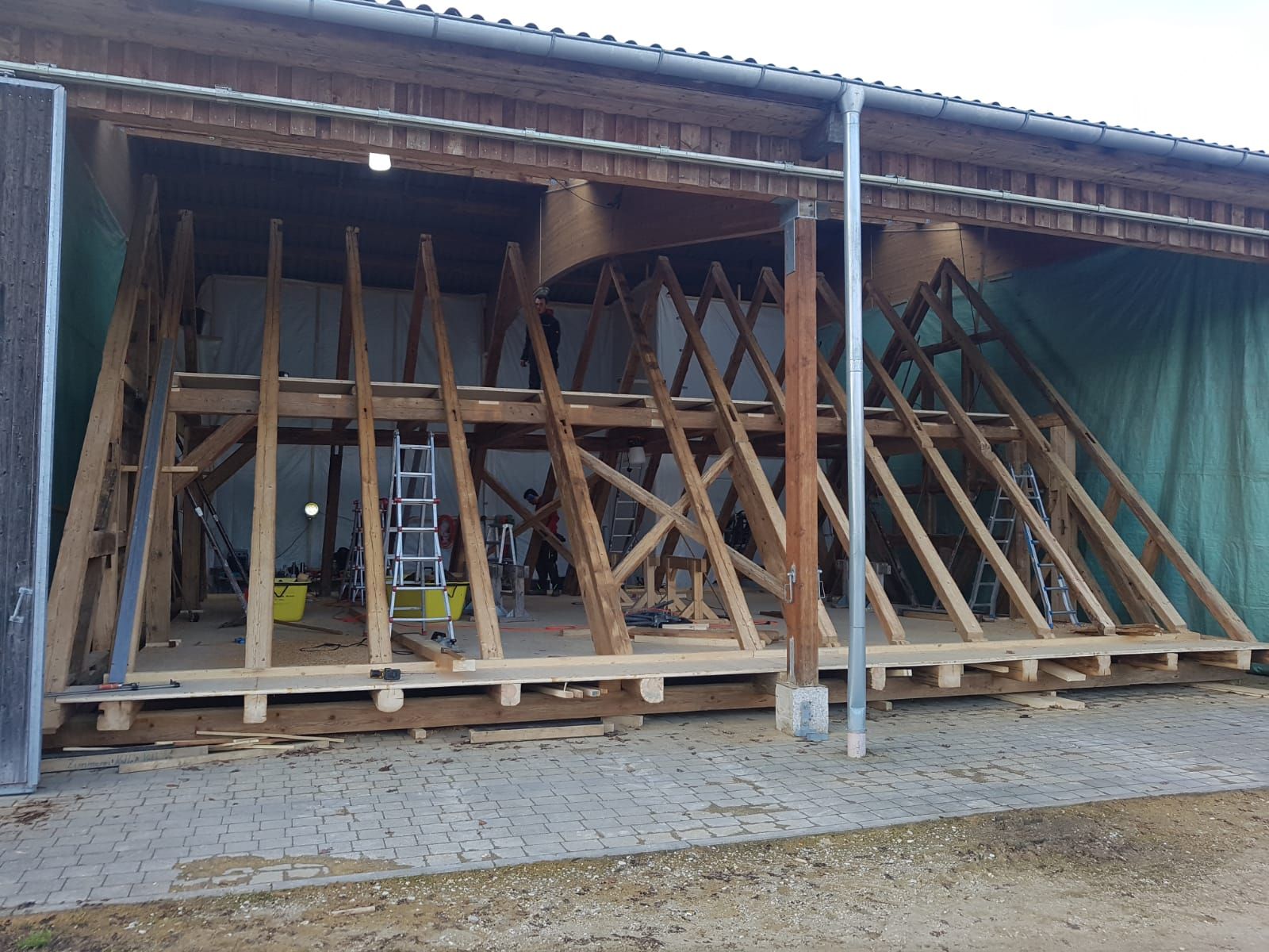 Wiederaufbau der historischen Fachwerkkonstruktion in Velburg