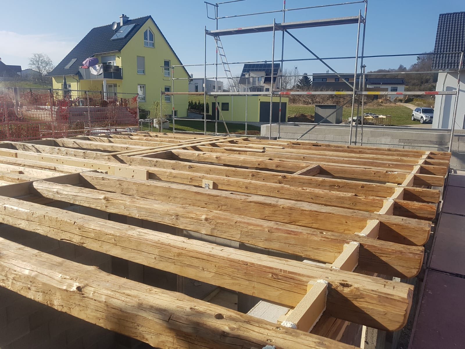 Neue Holzbalkendecke beim Wiederaufbau des Fachwerkhauses