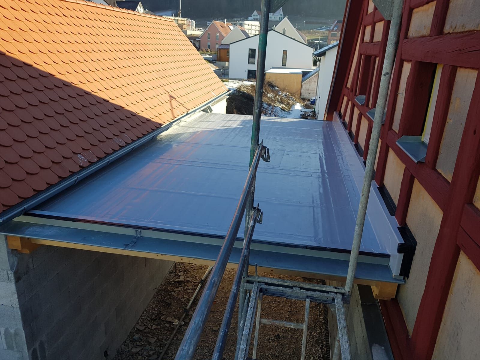 Flachdachanschluss am modernen Anbau des Fachwerkhauses