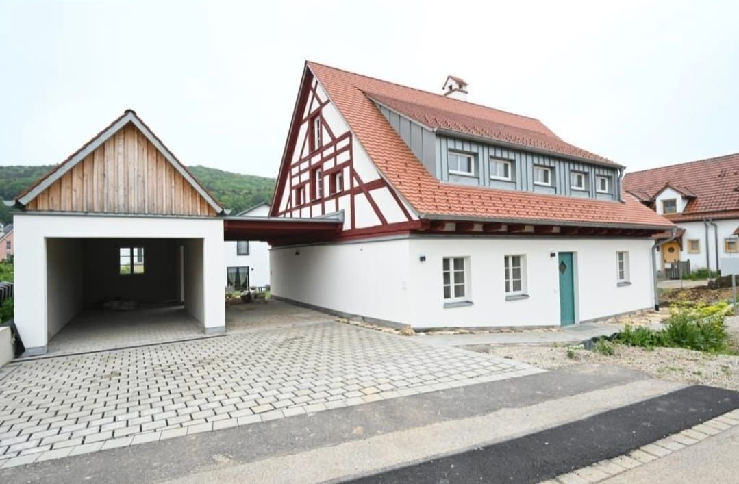 Restauriertes Fachwerkhaus in Velburg mit modernem Anbau und Garage