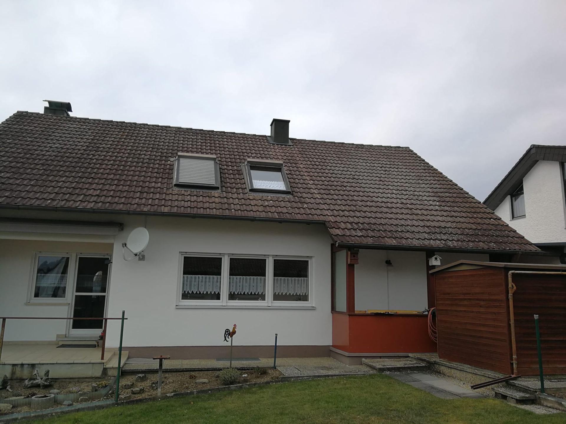 vorher: Energetische Sanierung inkl. Einbau einer Gaube, Wohndachfenstern und Neueindeckung.