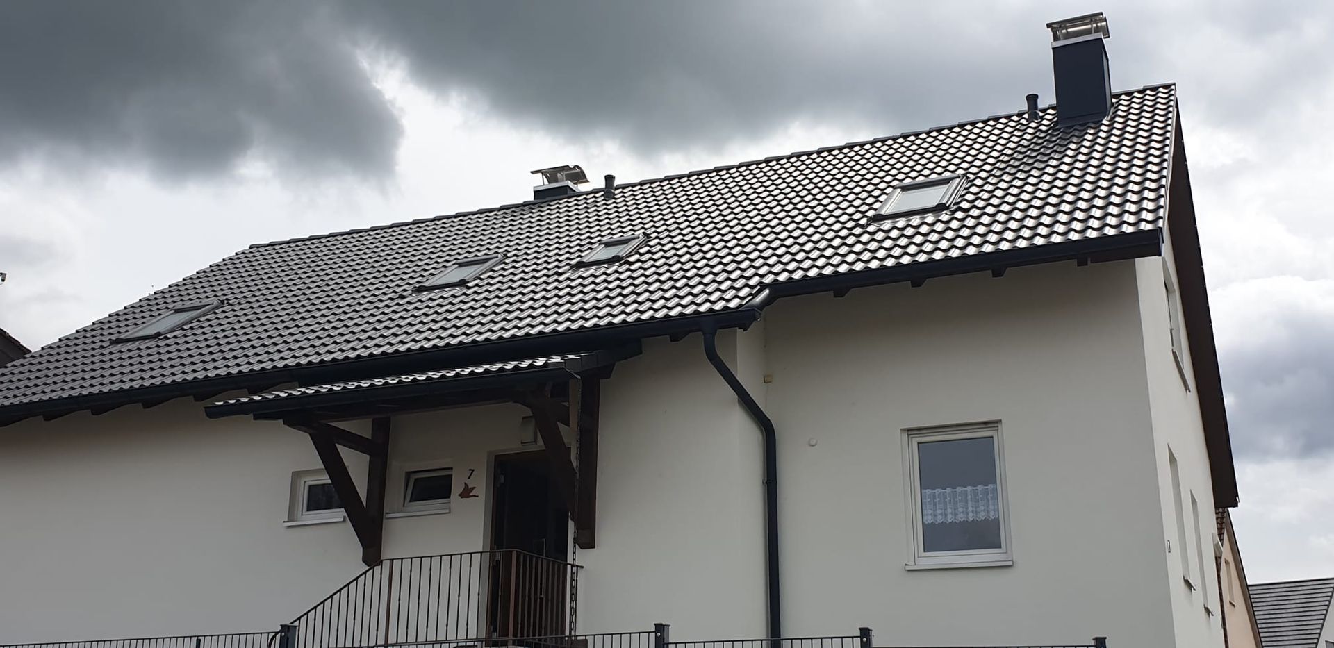 Nachher: Energetische Sanierung inkl. Einbau einer Gaube und Neueindeckung.