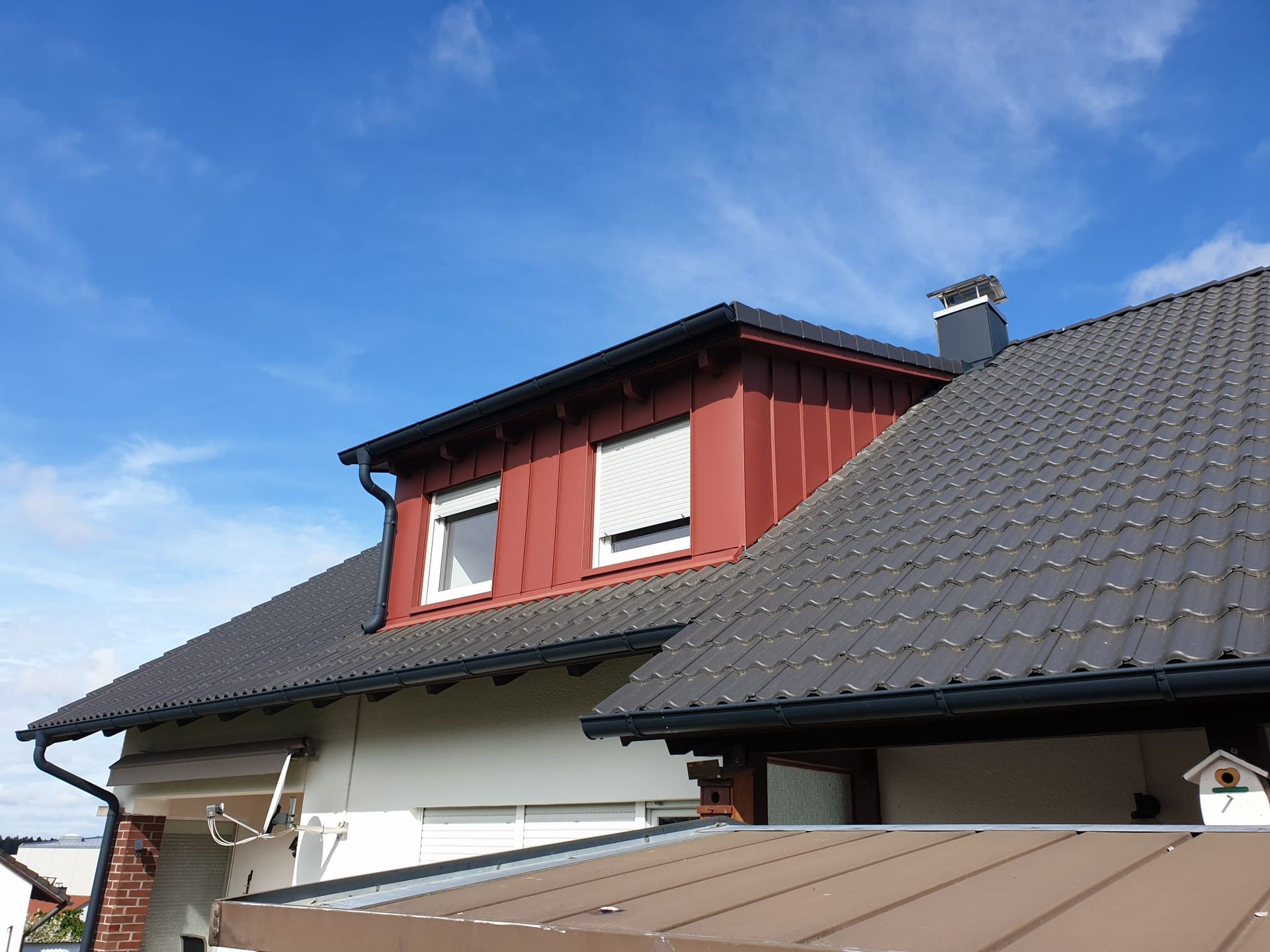 Nachher: Energetische Sanierung inkl. Einbau neuer Wohnraumdachfenster und neuer Gaube