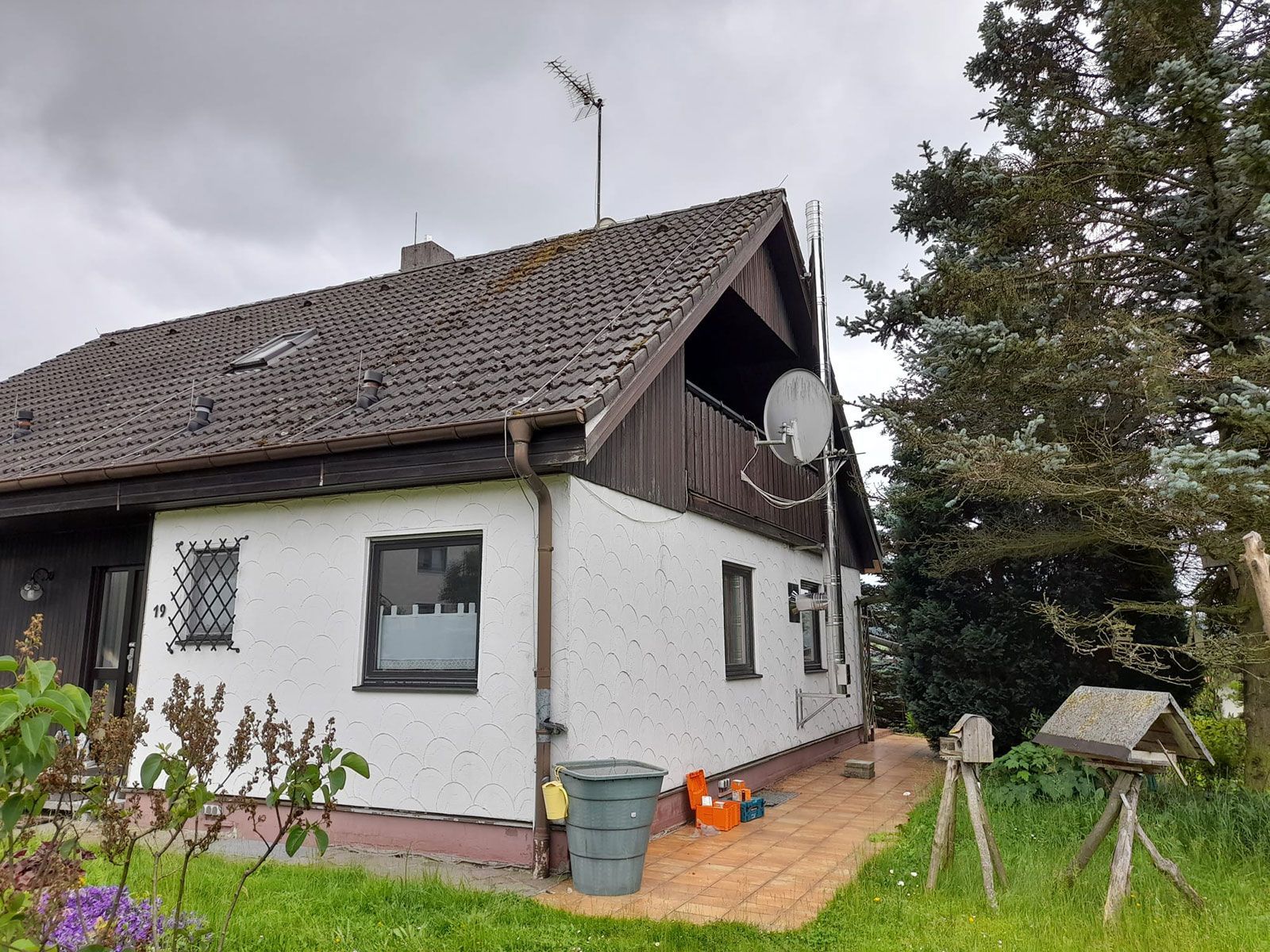 älteres Holzfertighaus vor der Modernisierung