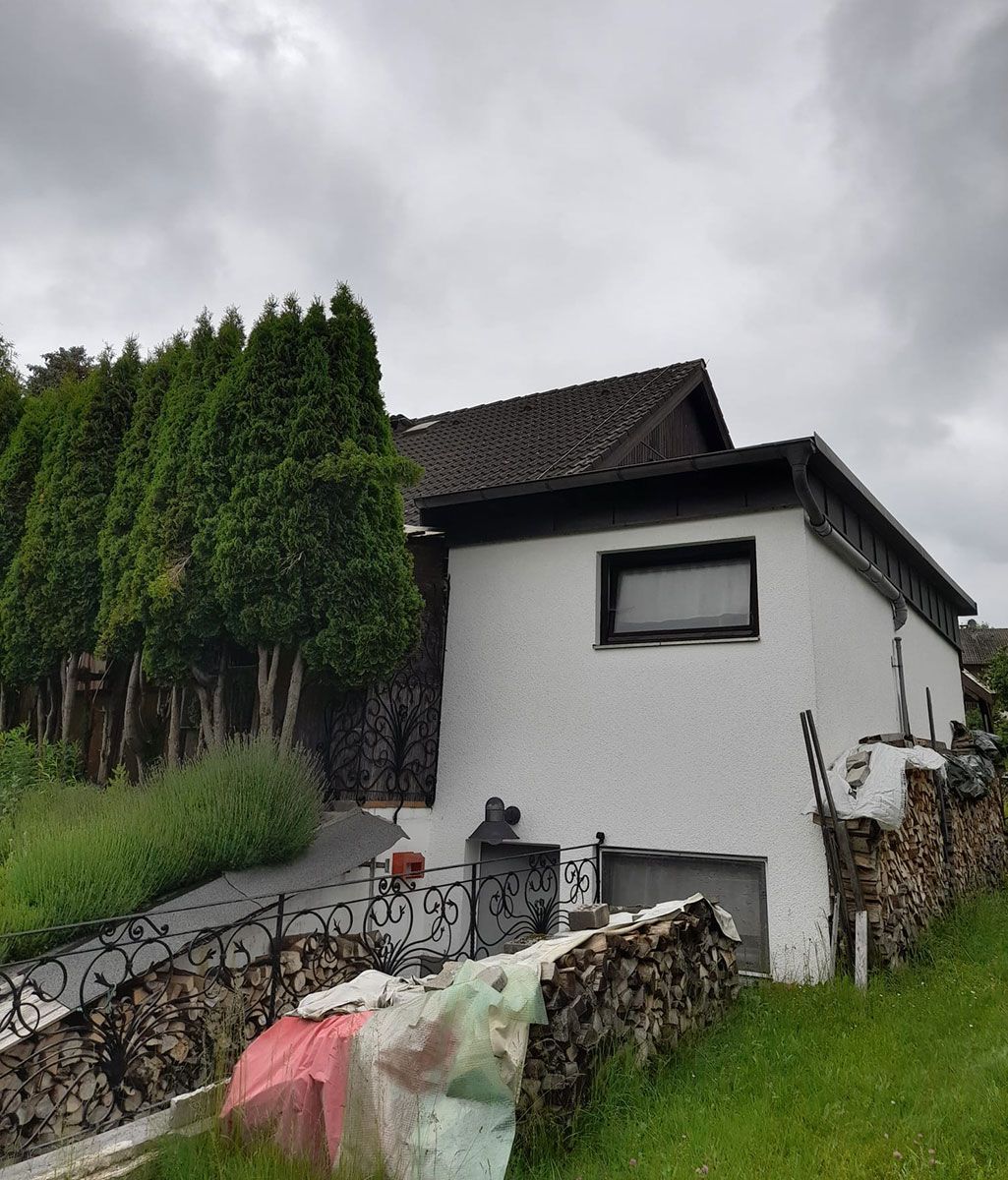 älteres Holzfertighaus vor der Modernisierung