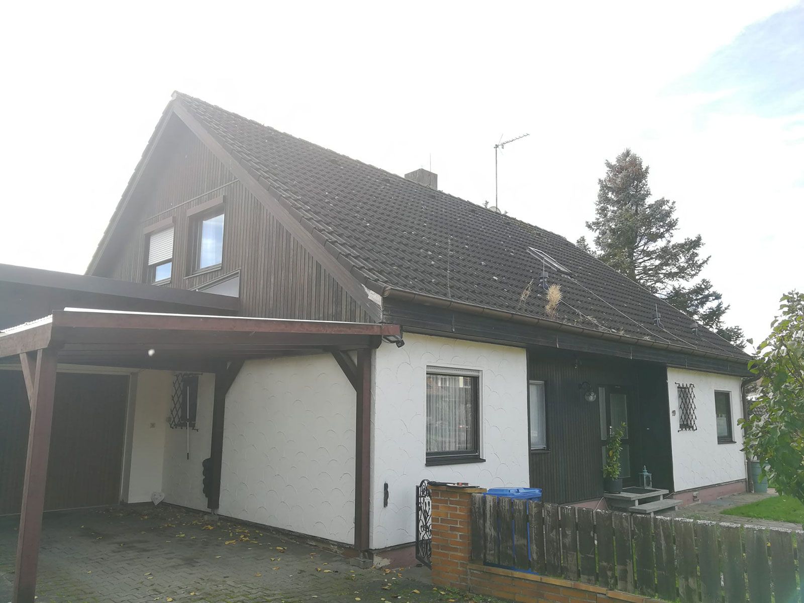 älteres Holzfertighaus vor der Modernisierung