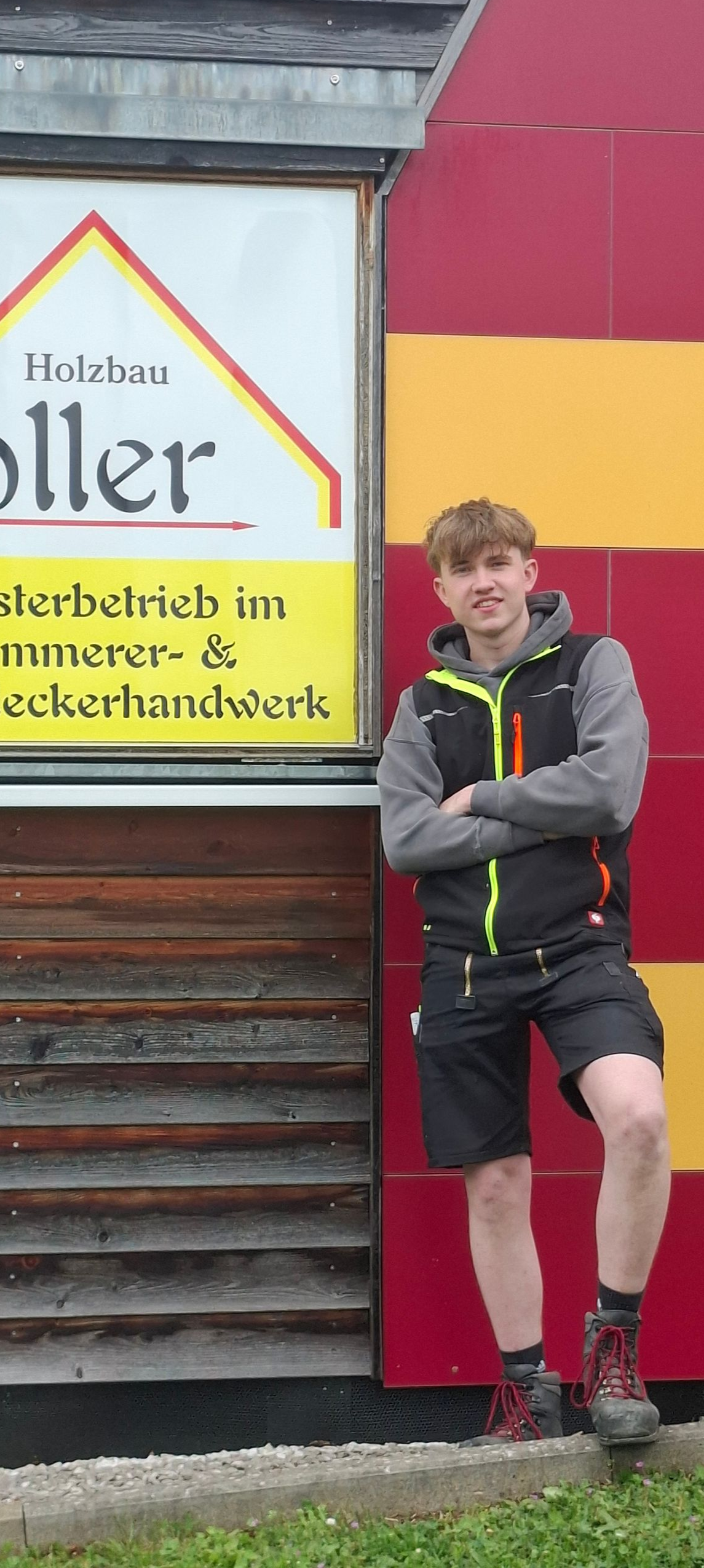 Korbinian Mendl  vor Firmenschild
→ Korbinian Mendl – Meisterbetrieb Zimmerei