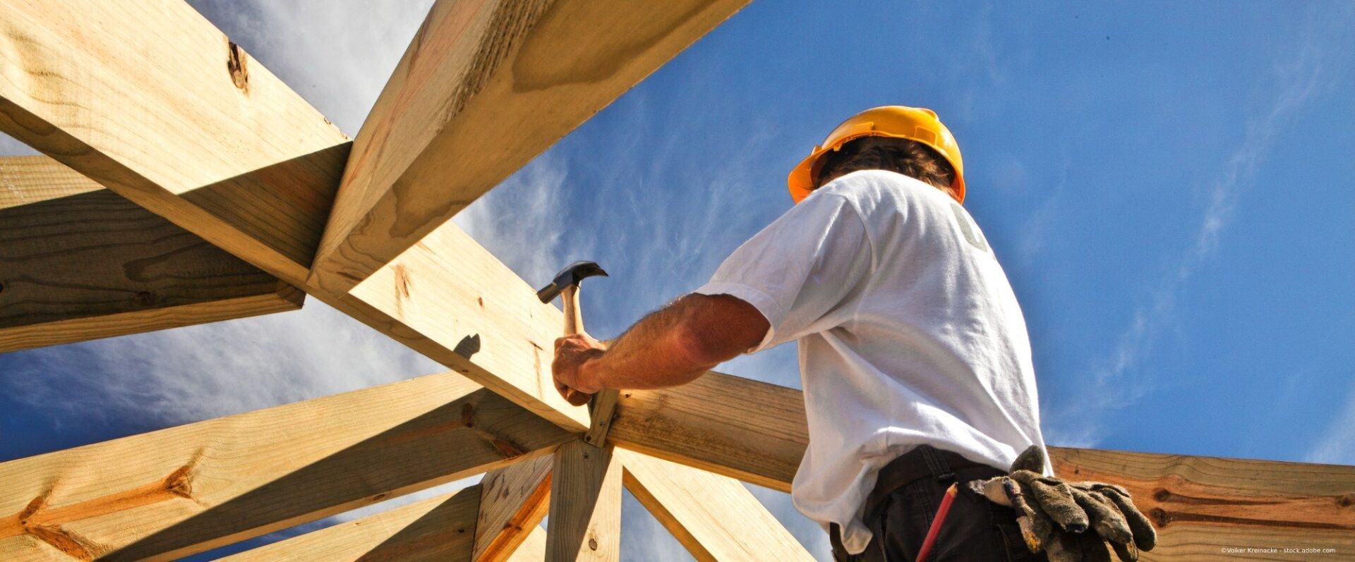 Holzbalken & Zimmerer mit Helm
→ Zimmerer bei Holzbauarbeiten