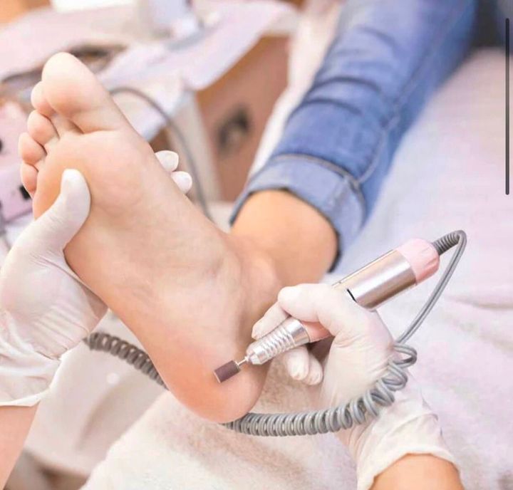 Fußpflegestudio, Fuß erhält Behandlung mit Fußpflegewerkzeug