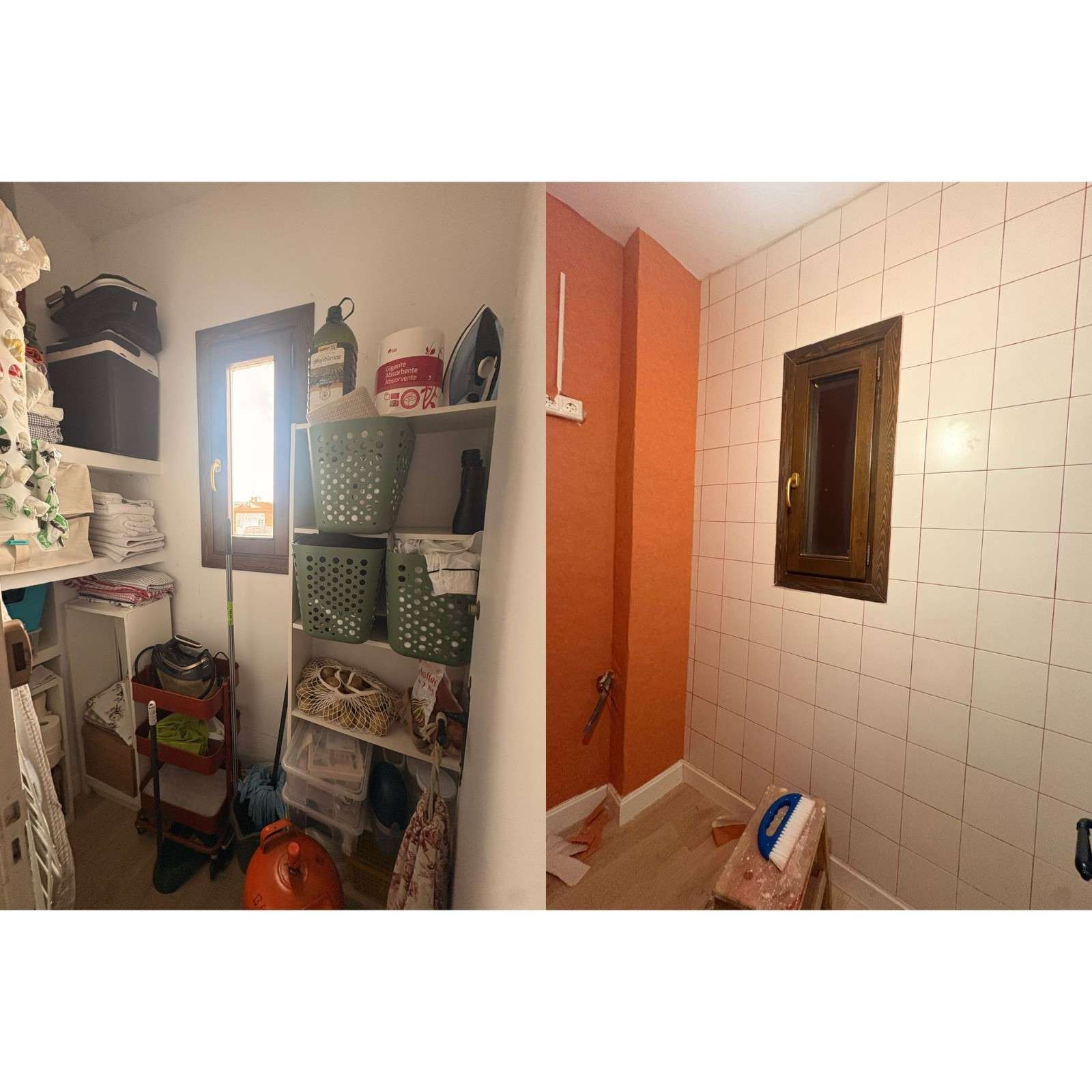 Baño pequeño en obras, con paredes alicatadas, estantes con artículos de aseo y una puerta naranja abierta.