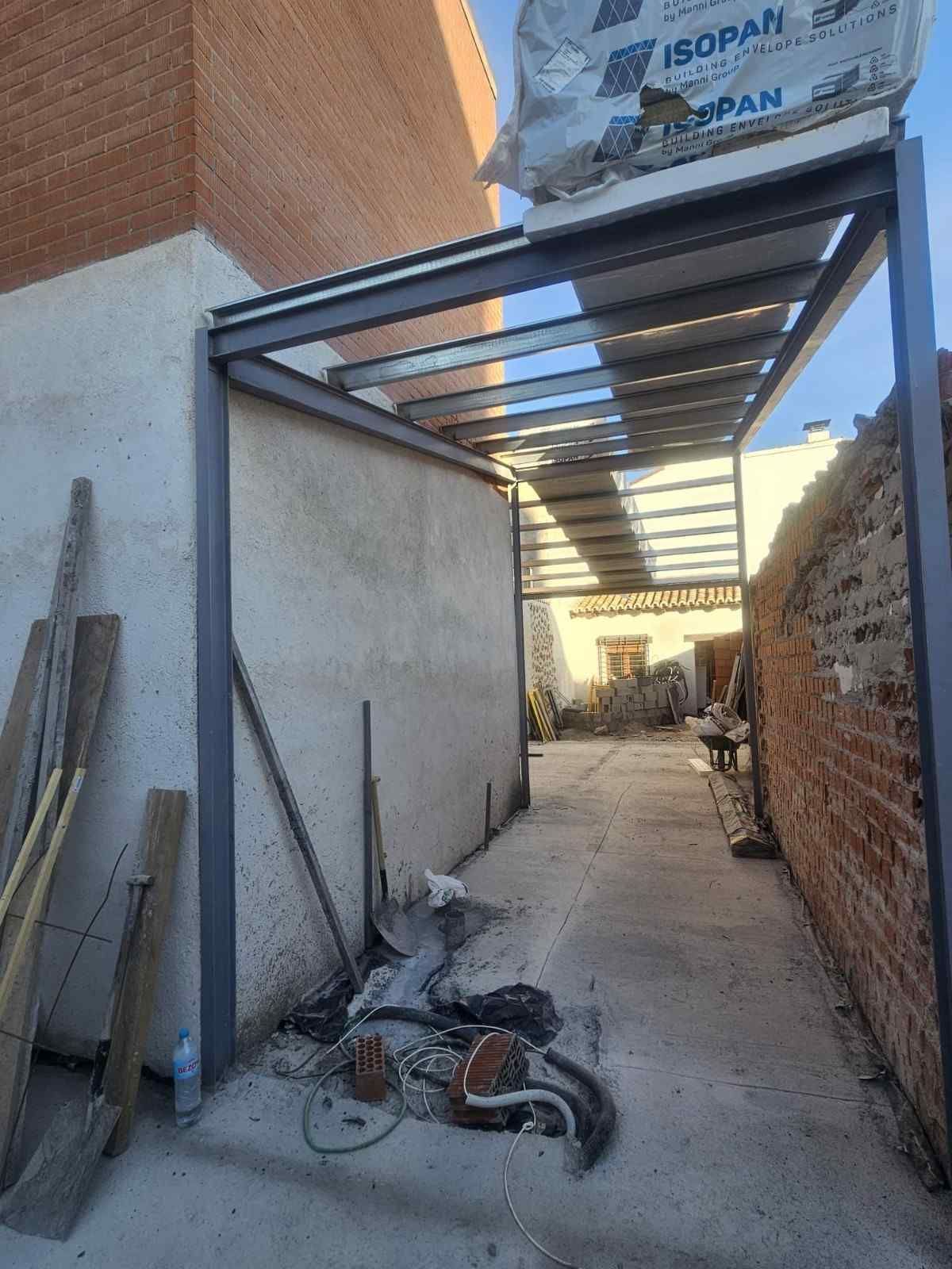 Baño moderno con cabina de ducha de cristal, paredes con aspecto de mármol y baldosas de suelo con aspecto de madera.