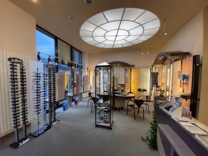 Geschäftsräume Optik Neiseke mit Brillensortiment