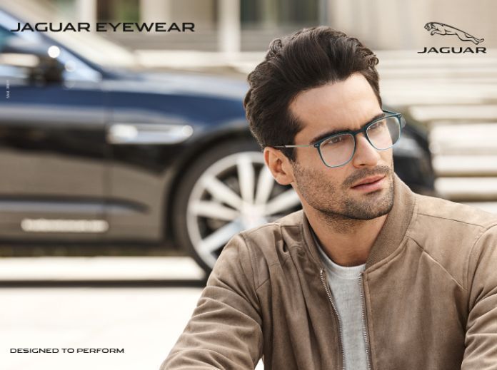 Mann mit Brille mit dunklem Gestell