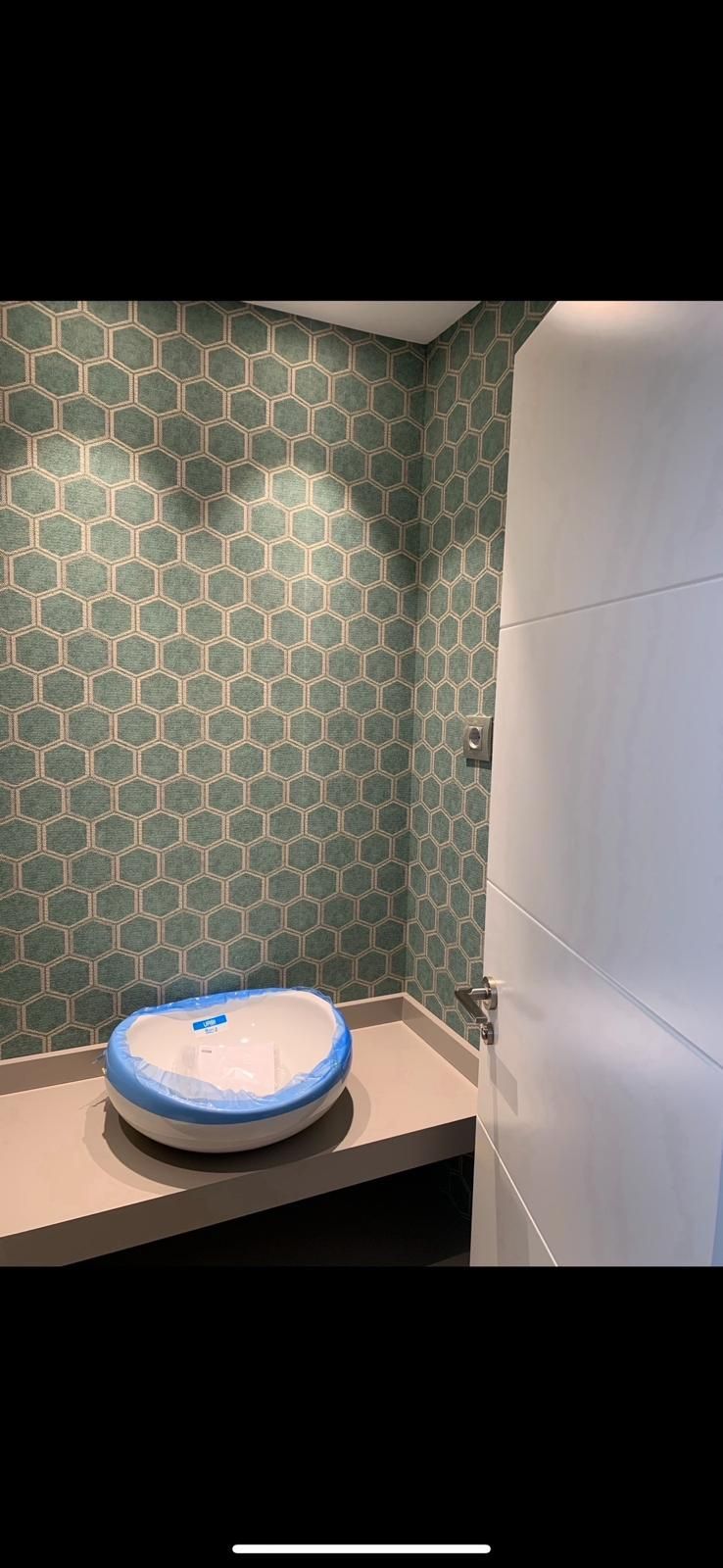 Un baño con lavabo y puerta.