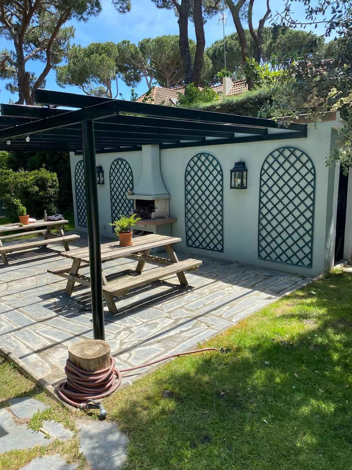 Un patio con mesa de picnic y chimenea.