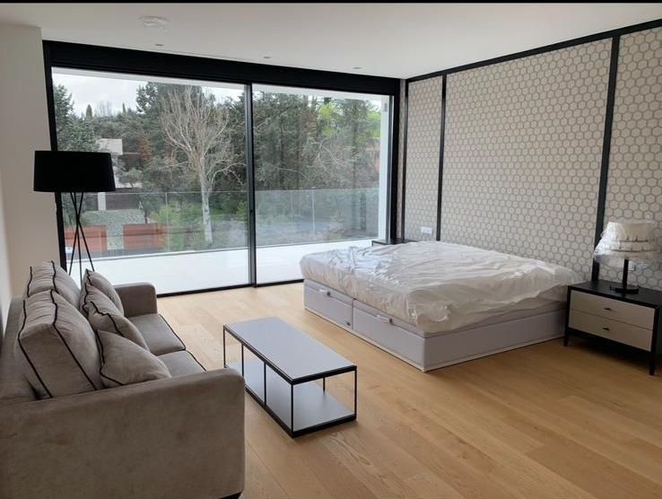 Un dormitorio con una cama grande y un sofá.