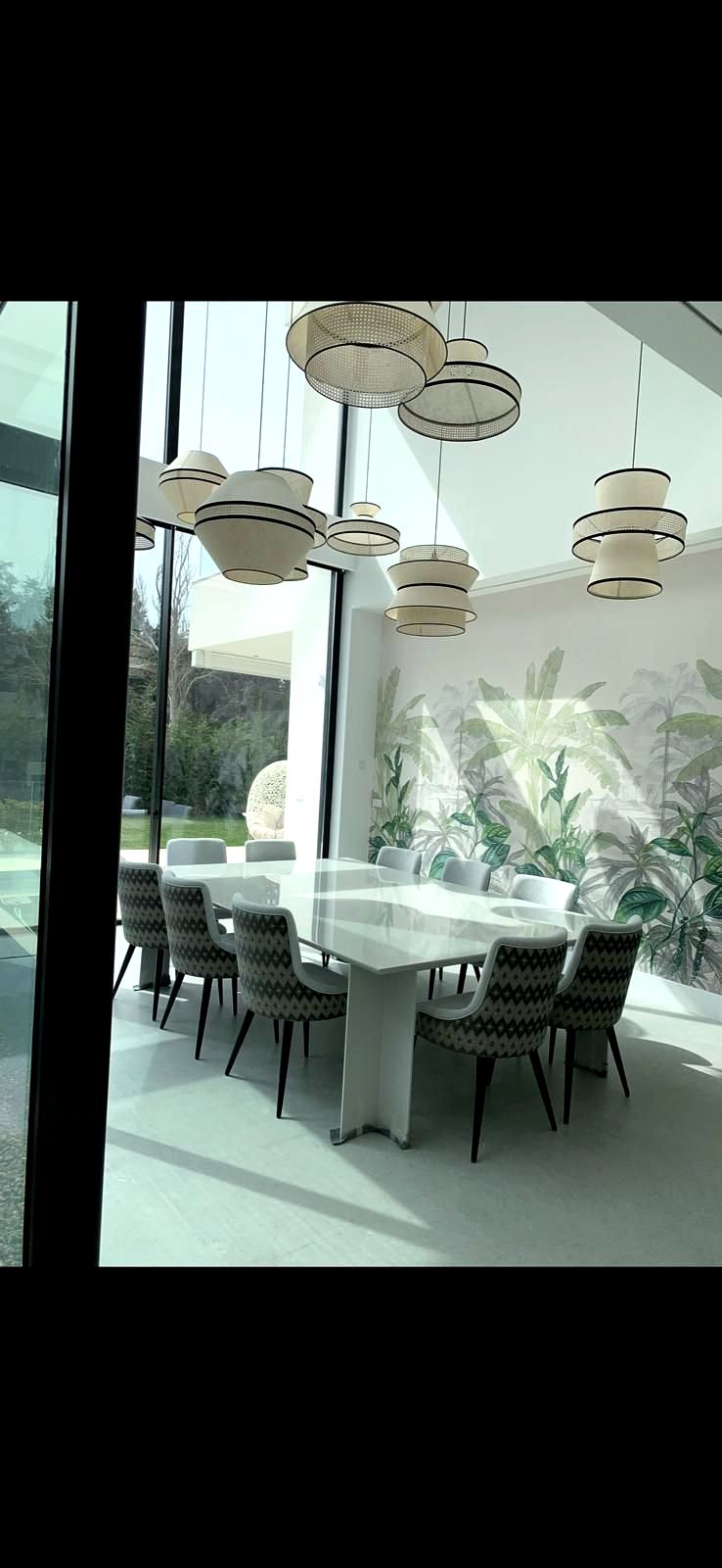 Un comedor con una mesa y sillas y muchas luces colgando del techo.