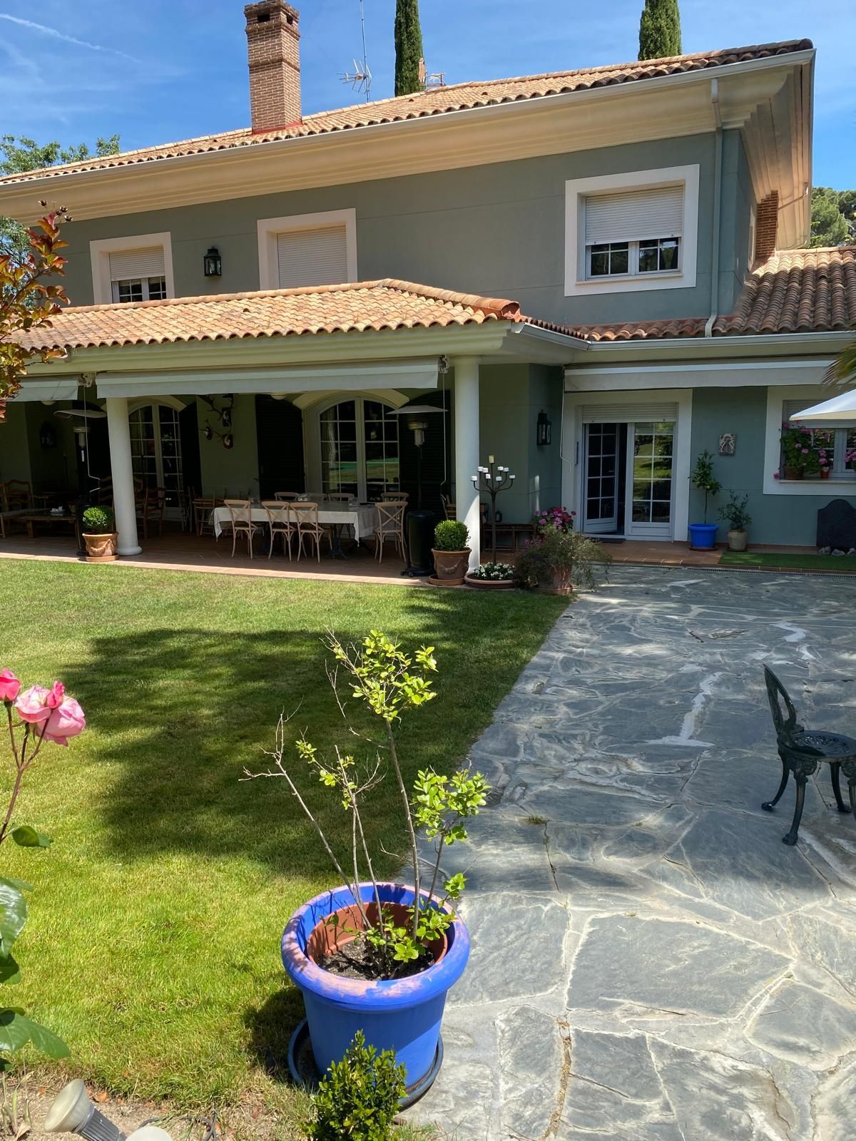 Una casa grande con un patio al frente.