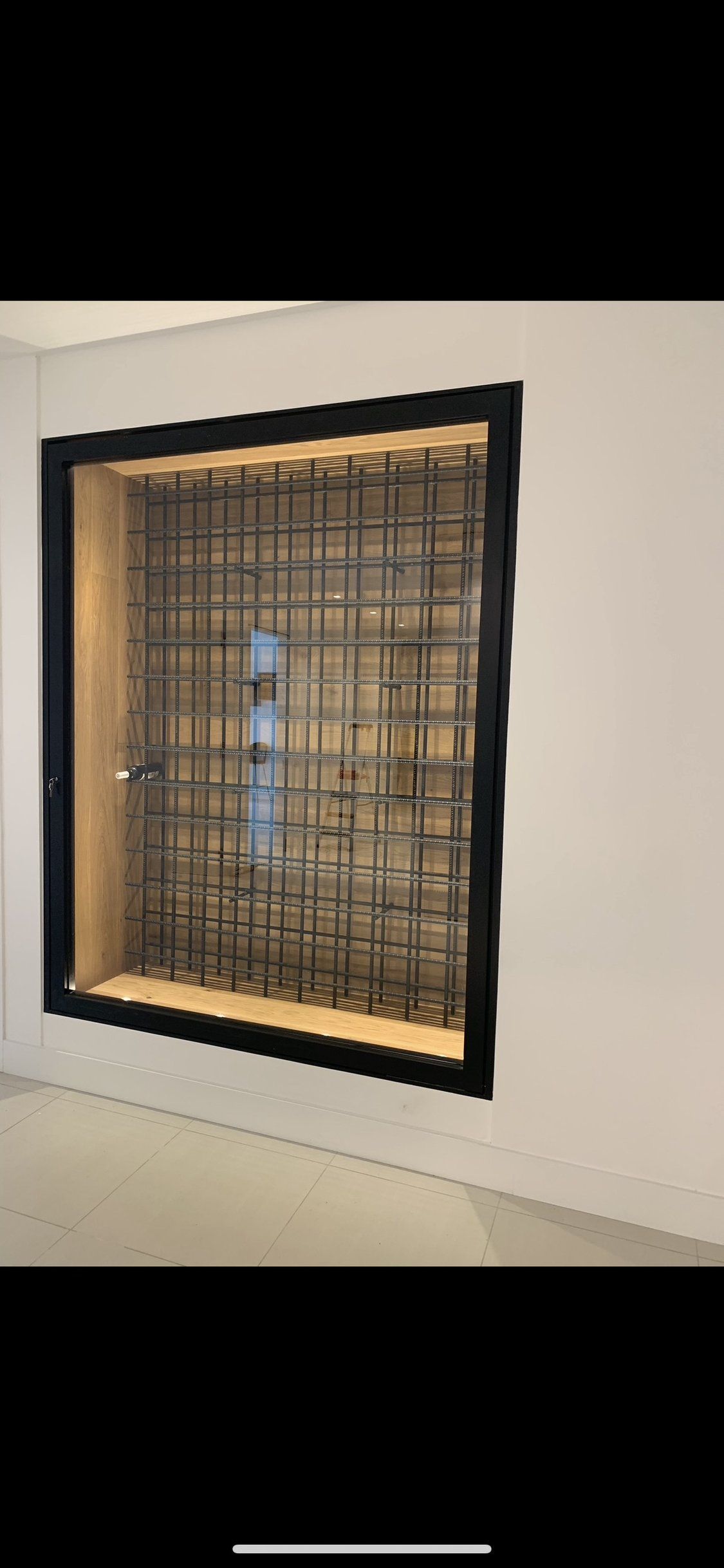 Una imagen de una pared con una ventana.