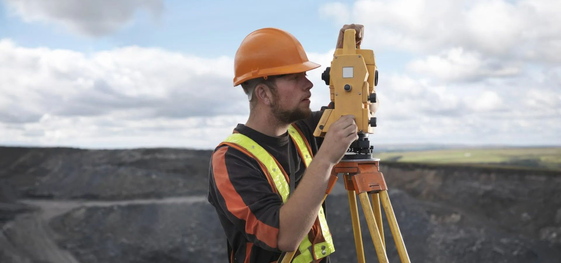 Homme qui regarde une application de sécurité pour sa maison