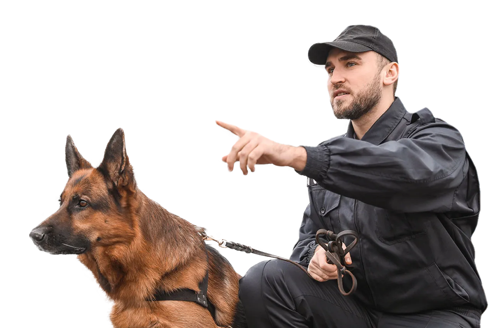 Un agent de sécurité contrôle un extincteur