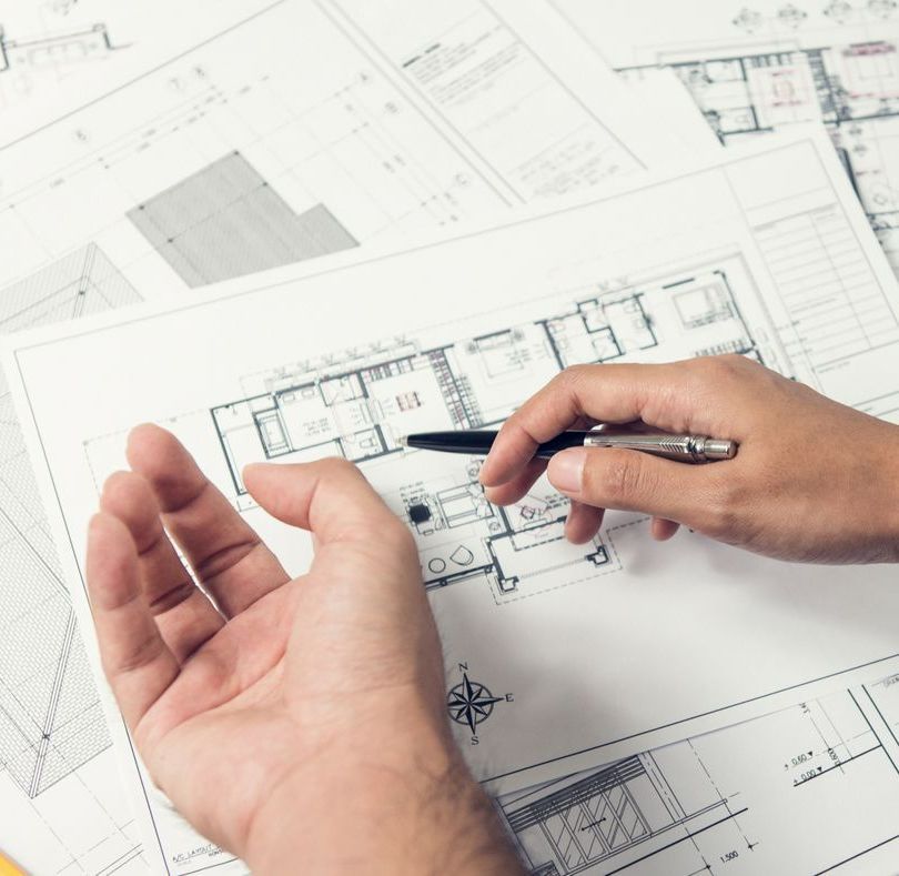 Mains posées sur un plan