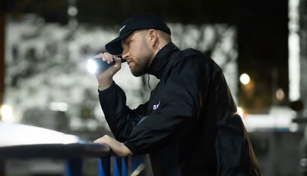 Agent de sécurité pour le gardiennage utilisant sa torche