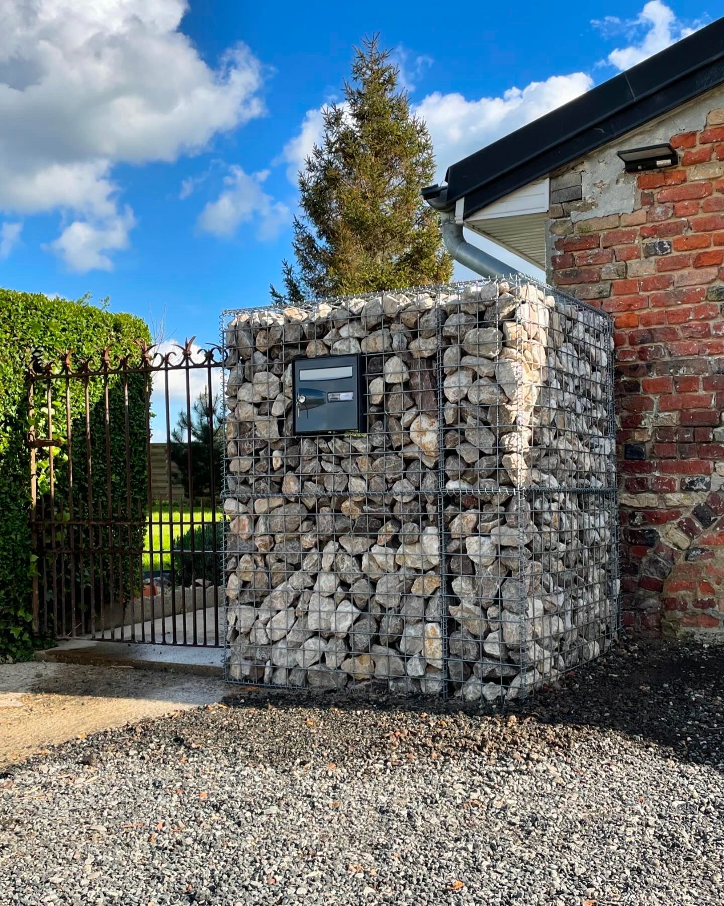 Cube de gabions pour boîte aux lettres