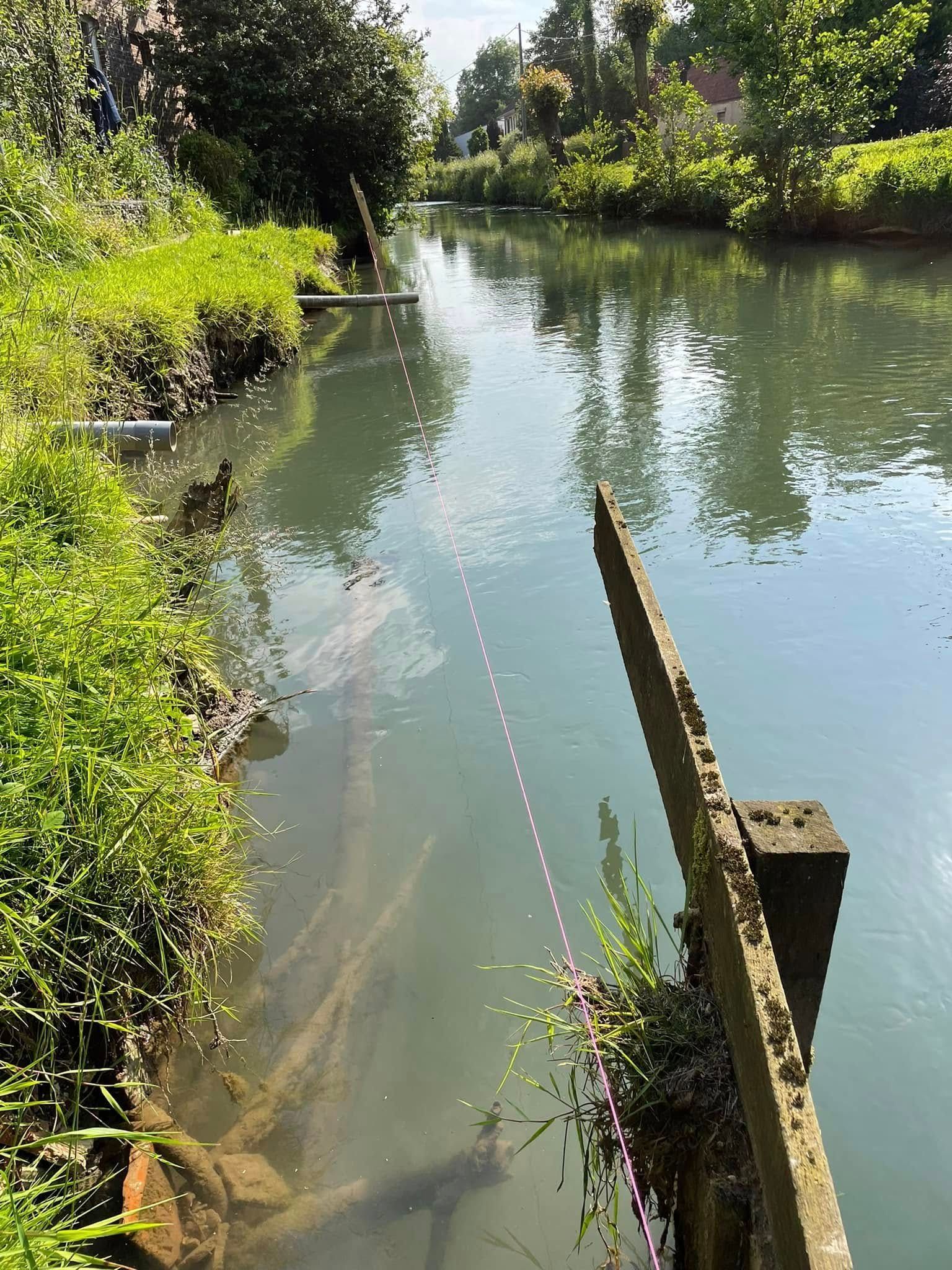 Fil tendu sur un cours d'eau pour prise de mesures
