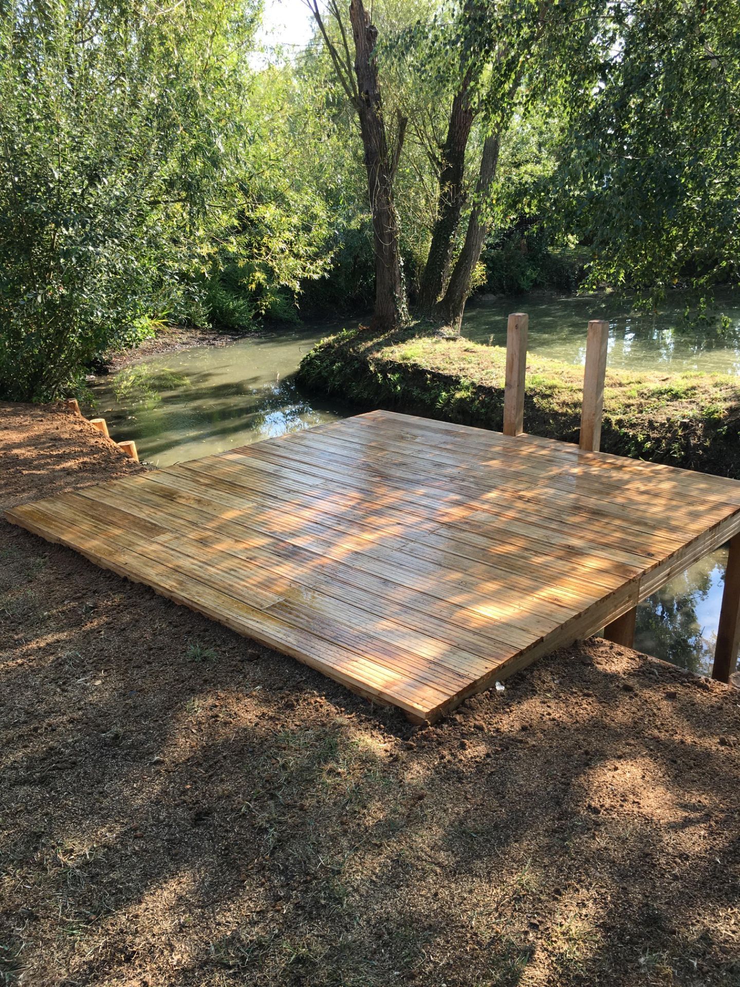 Ponton de pêche au bord d'un canal