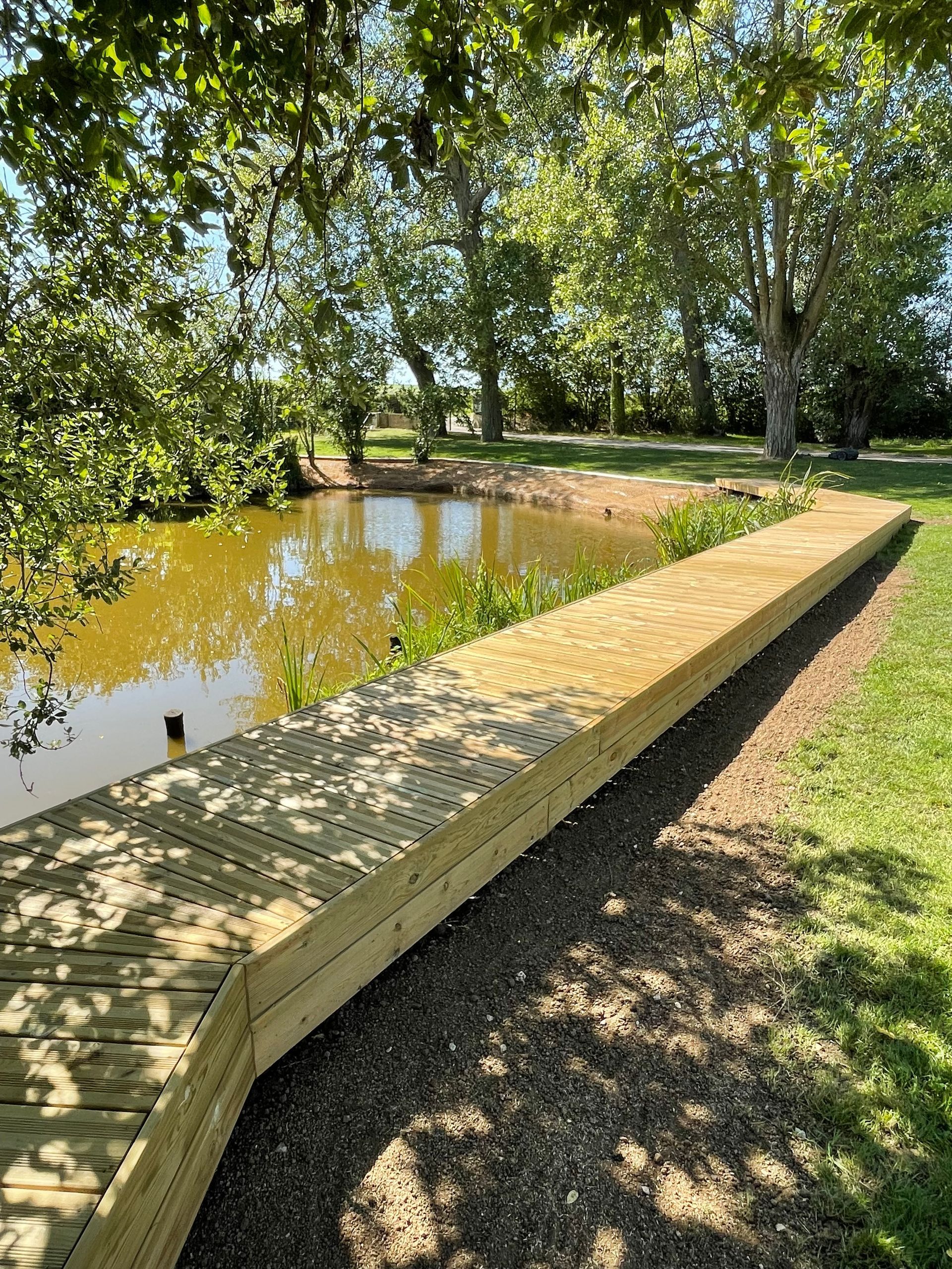 Ponton en bois sur mesure près d'un étang privé