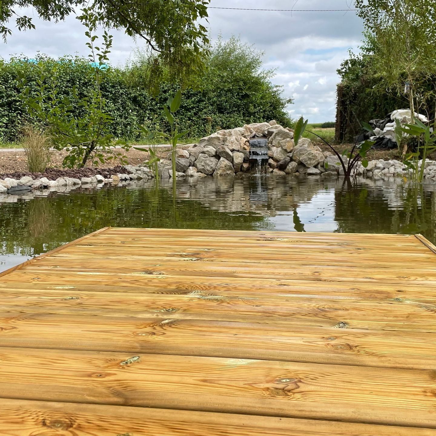 Plateforme en bois au-dessus d'un bassin