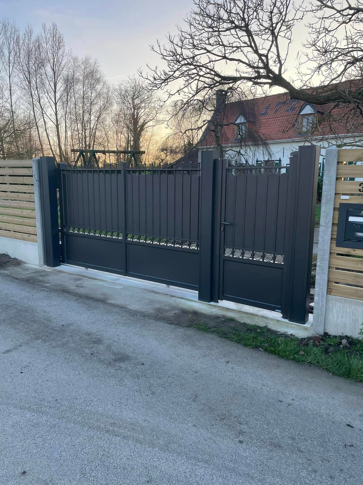 Portail contemporain en aluminium gris foncé