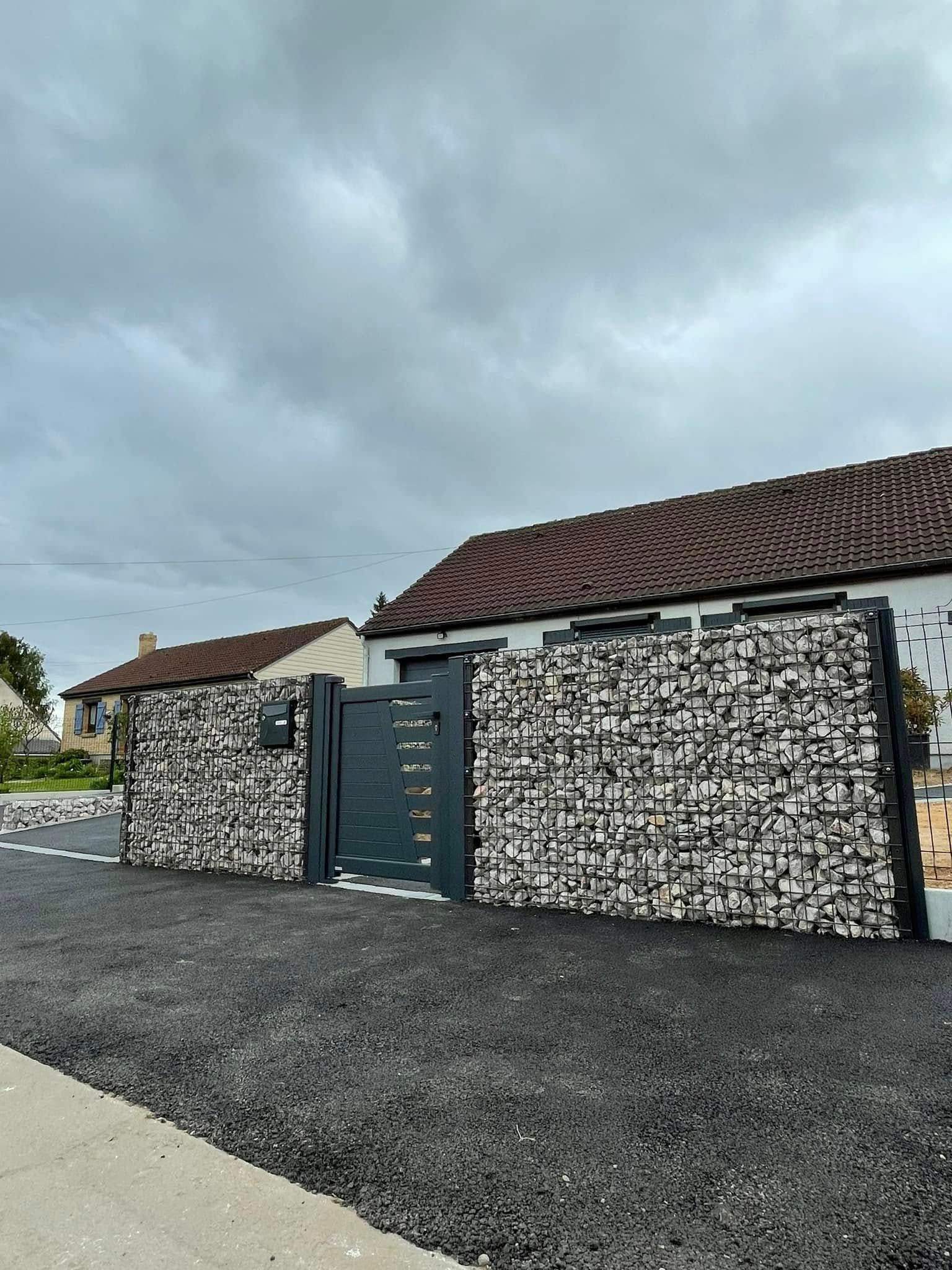 Muret en gabions avec portillon à lames