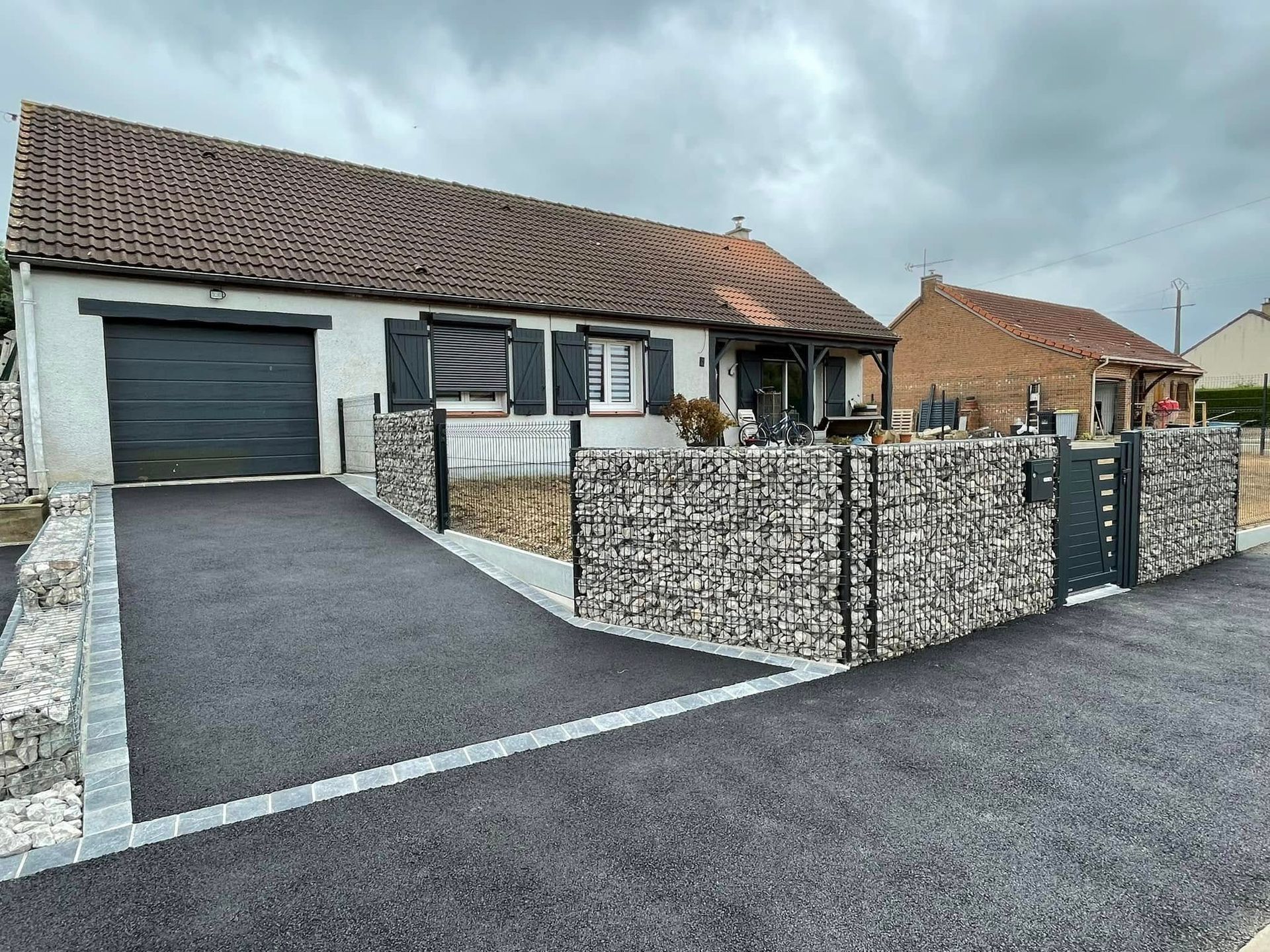 Jardin verdoyant avec pelouse, arbres et mobilier