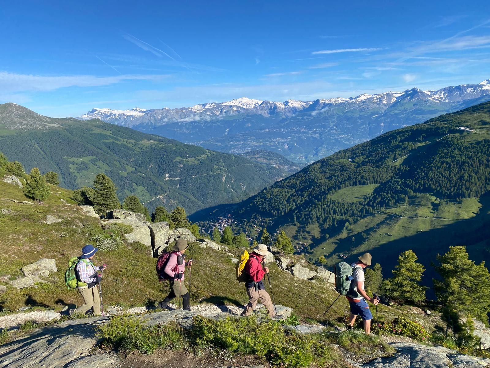 paysage de montagne avec des randonneurs