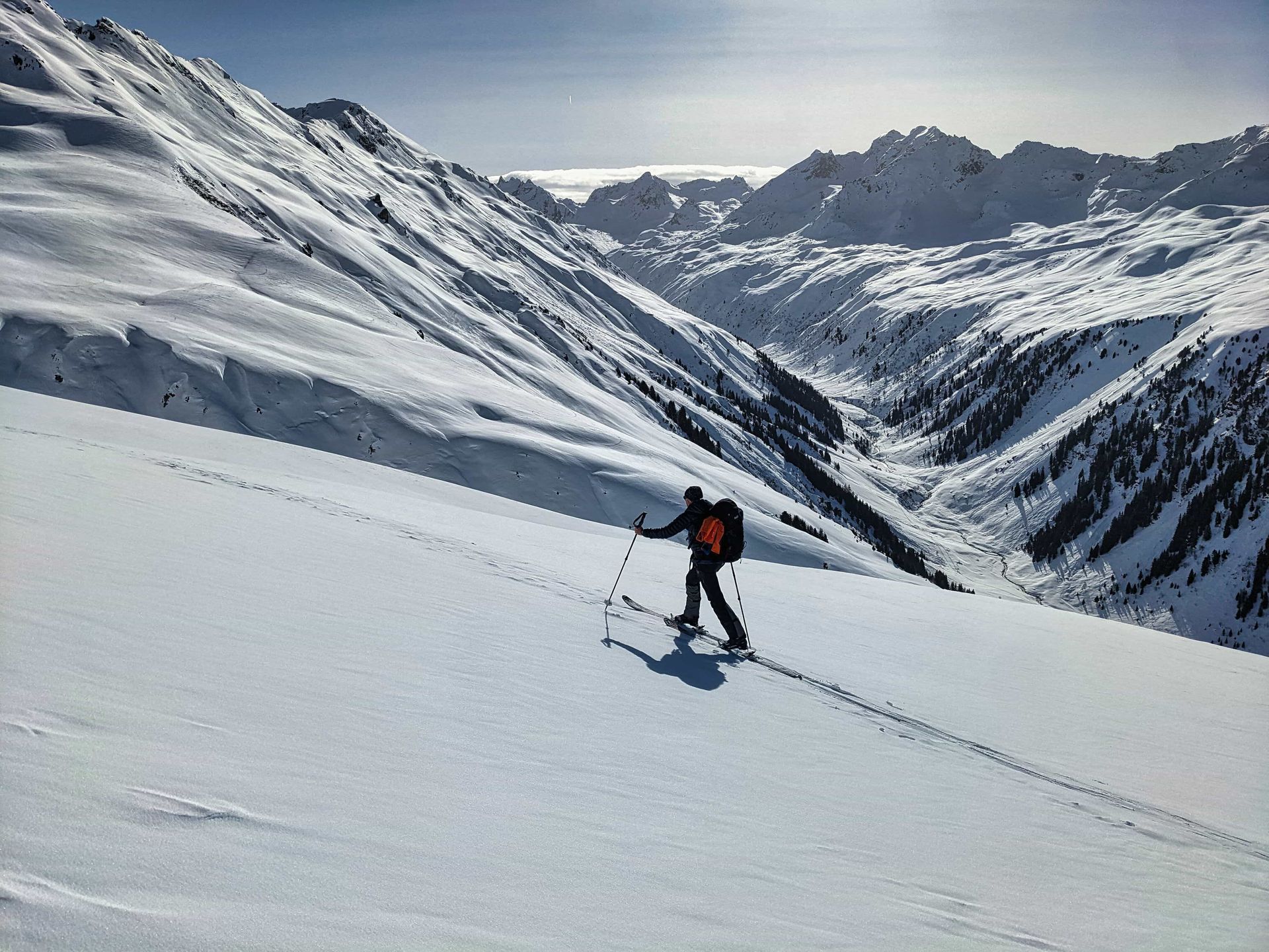 Une personne monte à ski une montagne couverte de neige.