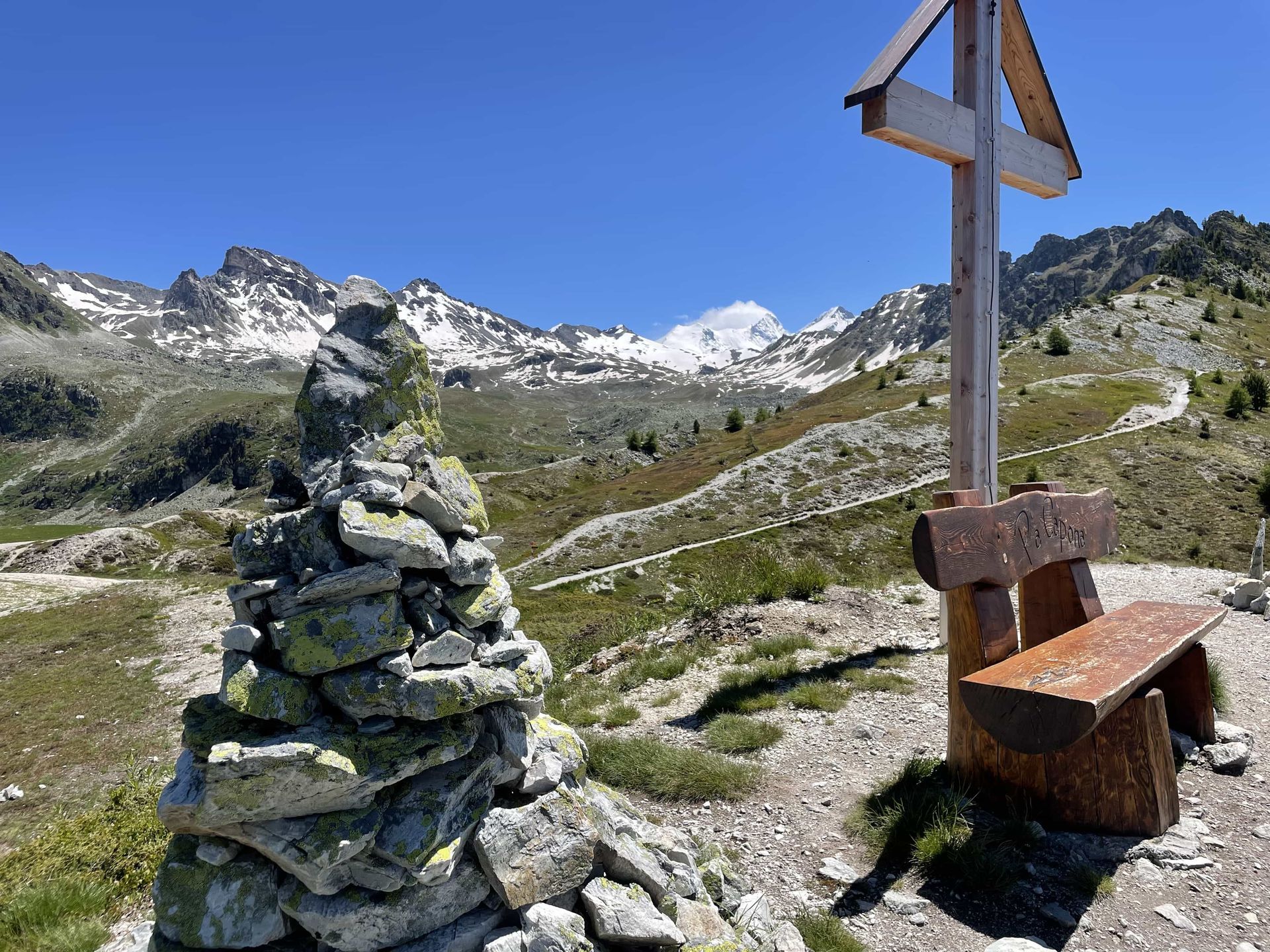 des pierres empilées au bord d'une route de montagne
