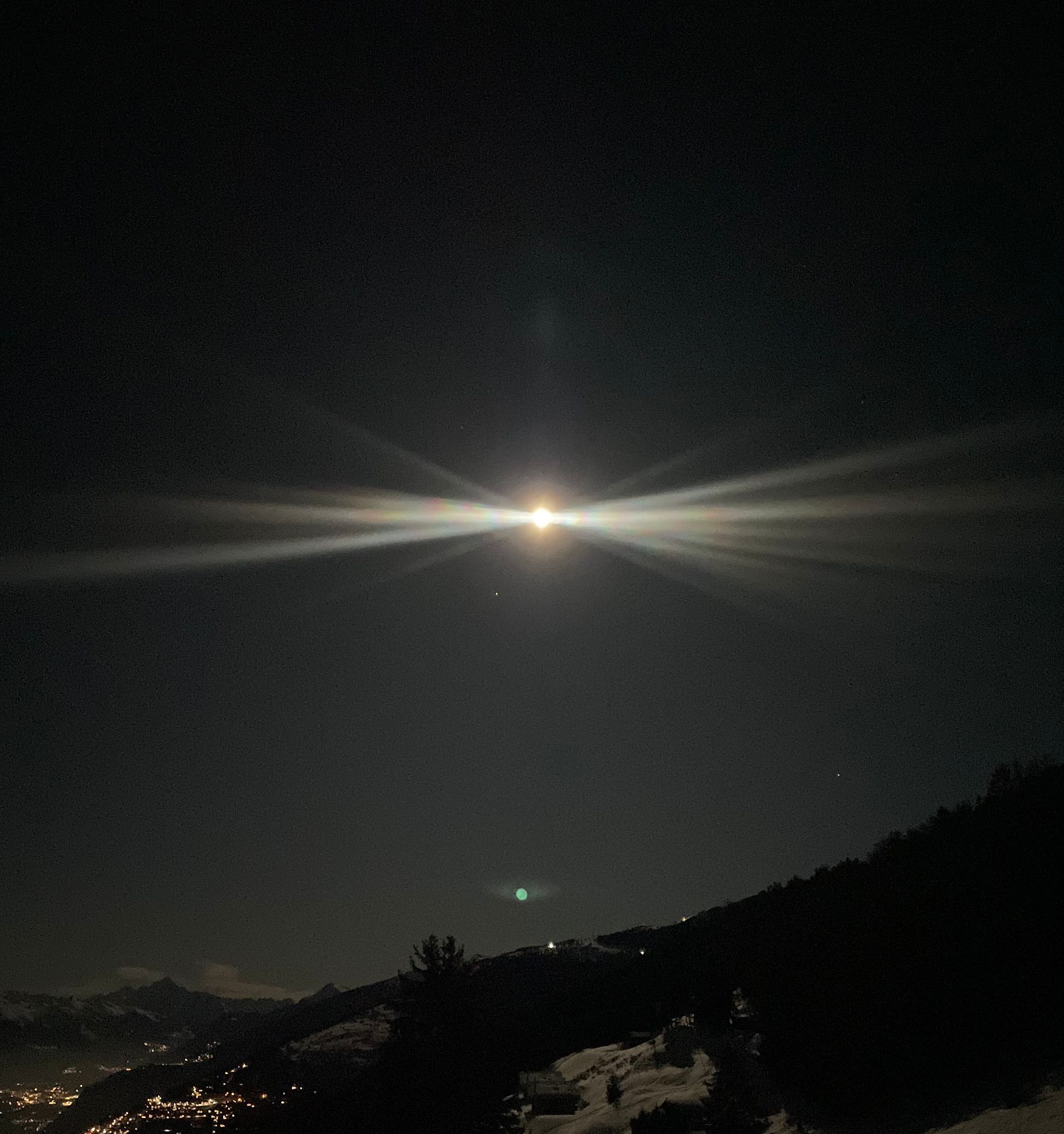 clair de lune au-dessus d'un village