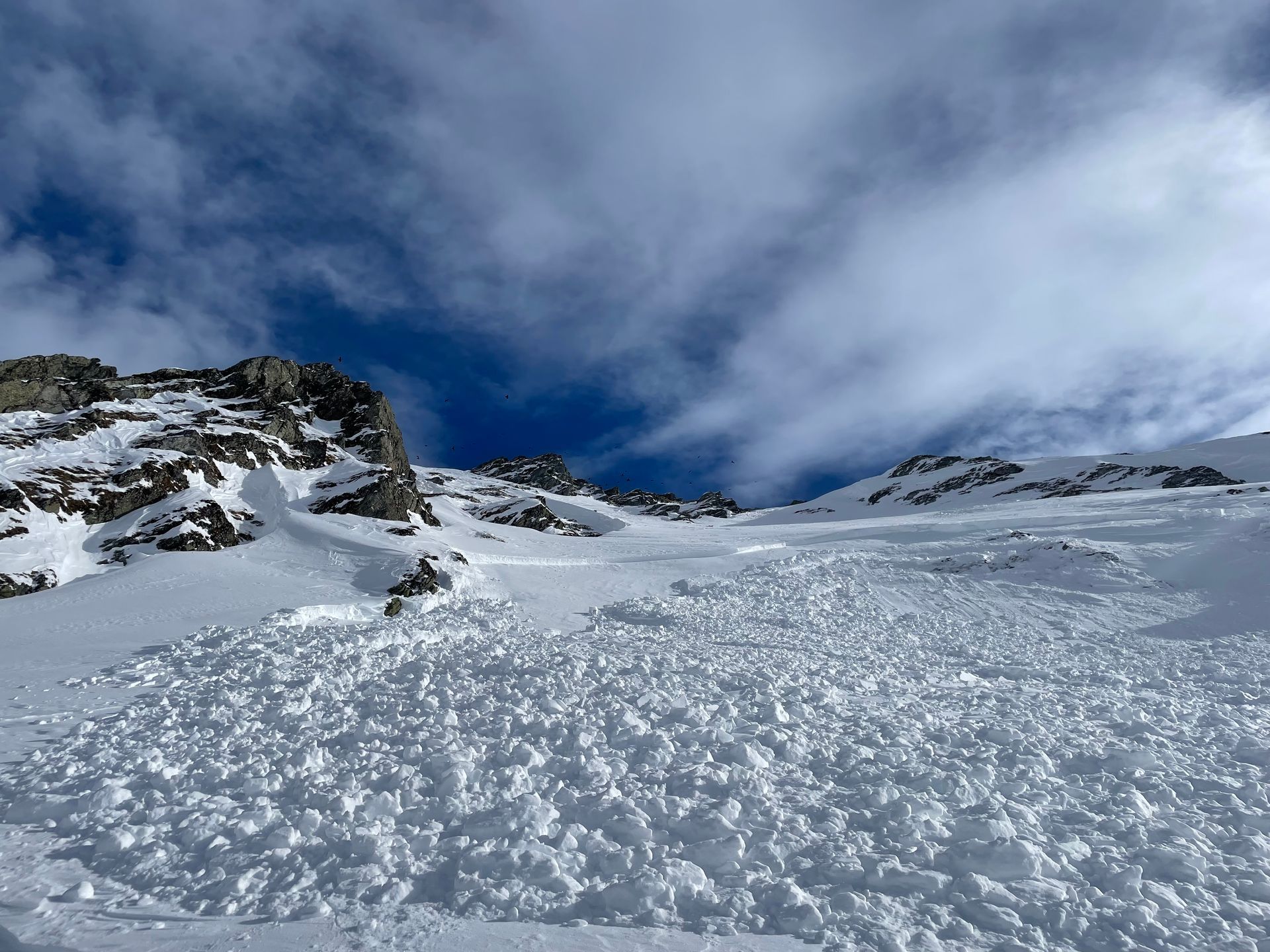 une avalanche dans une pente raide