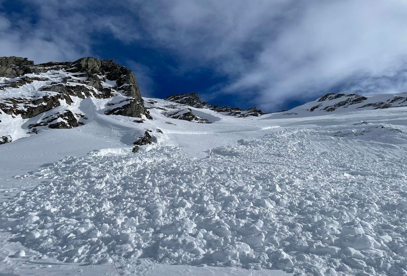 une avalanche dans une pente raide