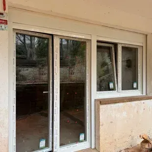 Una casa con muchas ventanas y una puerta corrediza de vidrio.