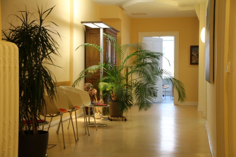 Empfangsbereich der Praxis von Dr. Fröhlich Arzt für Neurologie und Nervenheilkunde