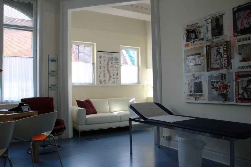 Behandlungsraum der Praxis von Dr. Fröhlich Arzt für Neurologie und Nervenheilkunde