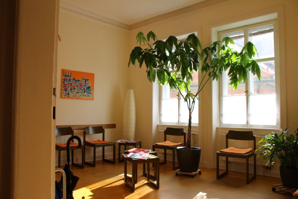 Wartezimmer in der Praxis von Dr. Fröhlich Arzt für Neurologie und Nervenheilkunde